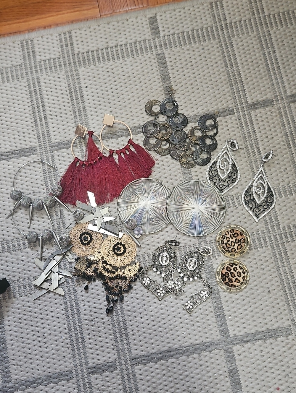 Broken Vintage Jewelry Bundle to Upcycle Or Use For Crafts.  10 Pair.